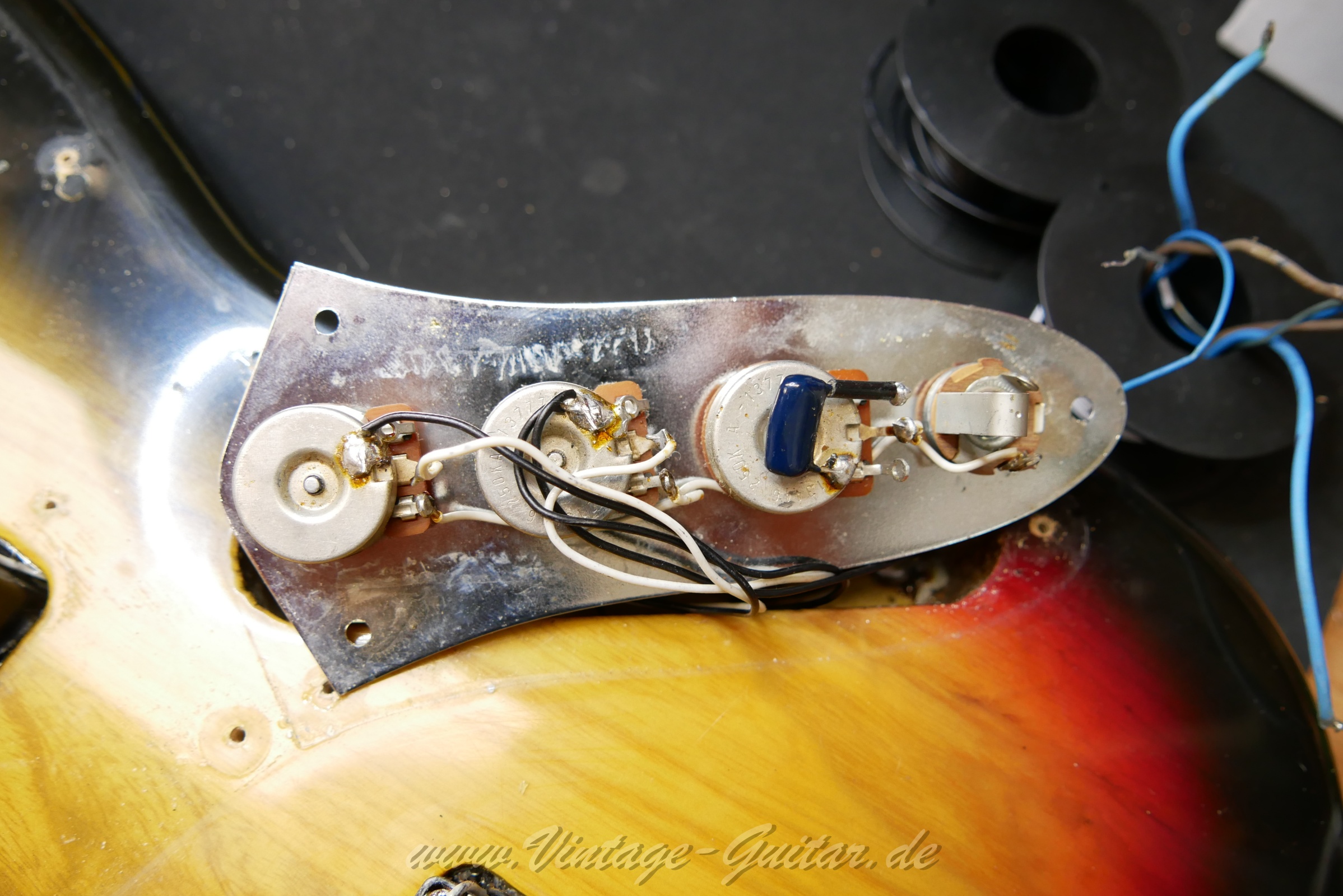 img/vintage/6292/fender_jazzbass_sunburst_1978_usa-17.jpg