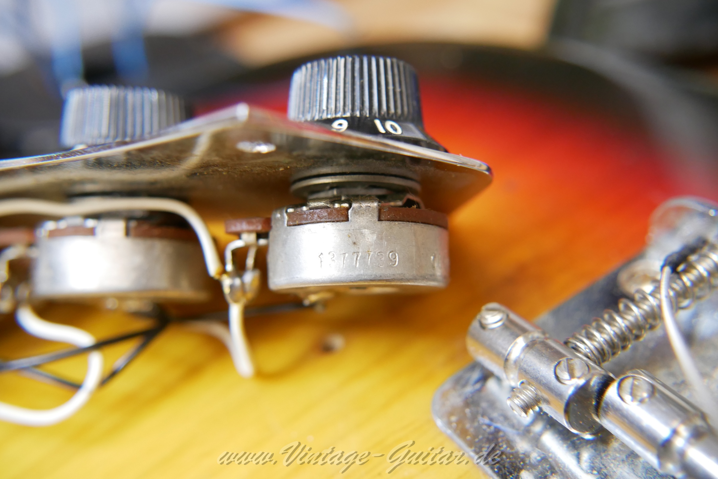img/vintage/6292/fender_jazzbass_sunburst_1978_usa-18.jpg