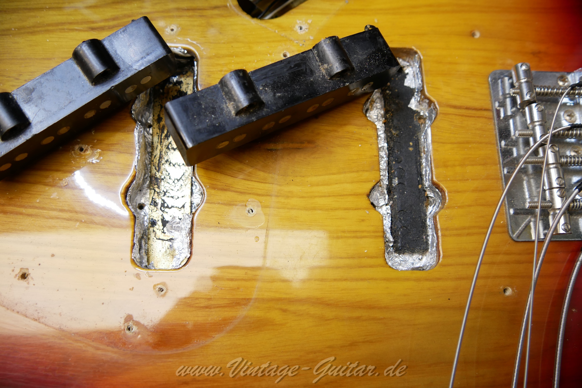 img/vintage/6292/fender_jazzbass_sunburst_1978_usa-20.jpg