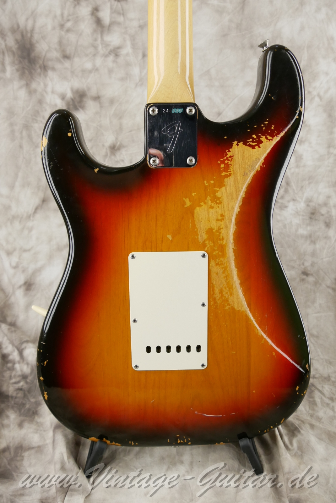img/vintage/6338/Fender_Stratocaster_sunburst_second_owner_1968_1969-08.1.jpg