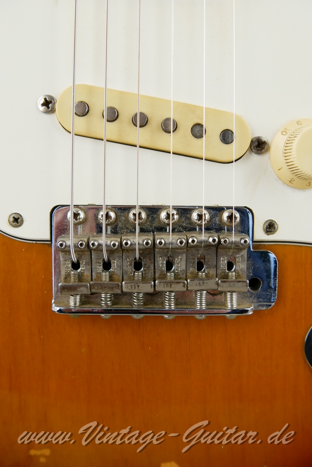 img/vintage/6338/Fender_Stratocaster_sunburst_second_owner_1968_1969-13.JPG