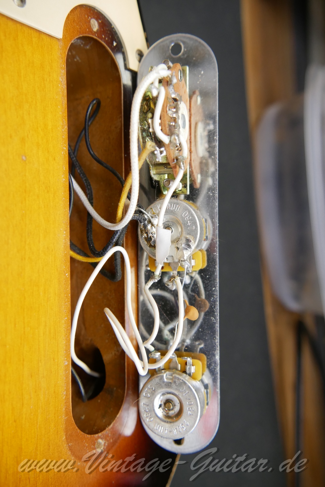 img/vintage/6399/fender_telecaster_roadworn_1950s_sunburst_mexico-013.jpg