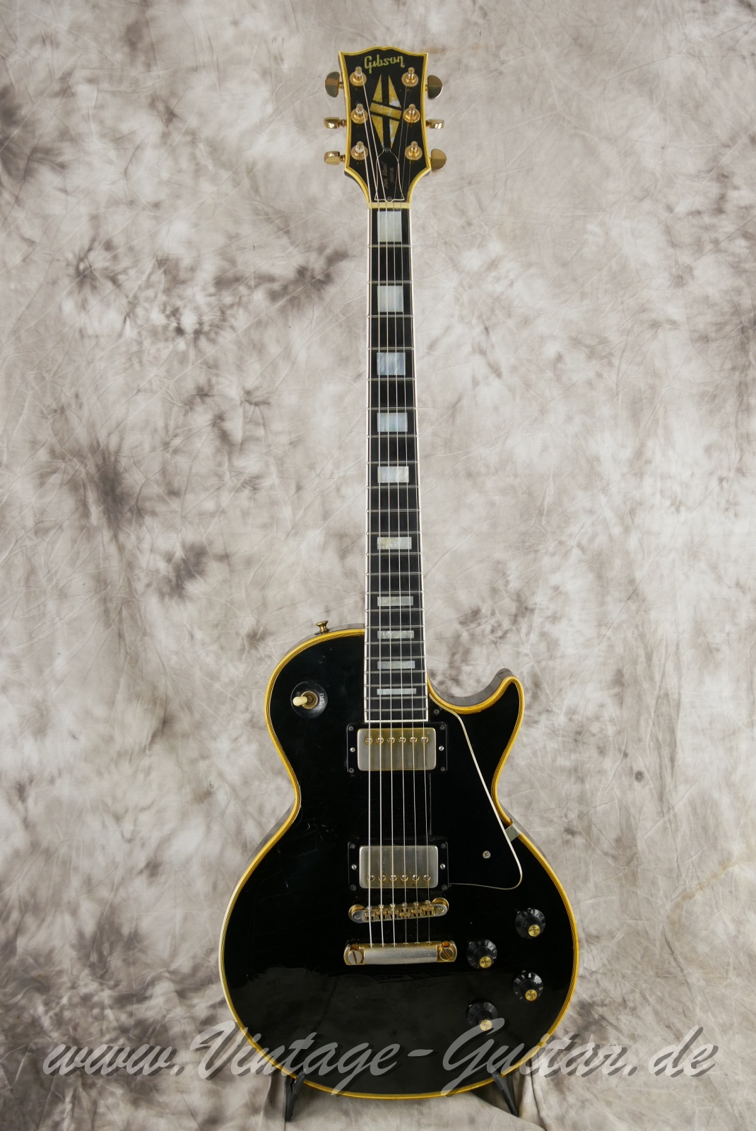 img/vintage/6400/Gibson_Les_Paul_Custom_one_piece_body_USA_black_1969-001.JPG
