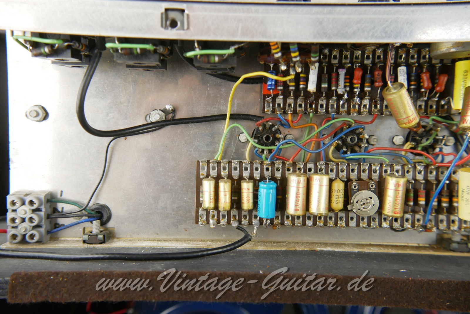 img/vintage/6432/Vox_AC_30_Treble_copper_panel_blue_bulldog_GB_1964-014.JPG