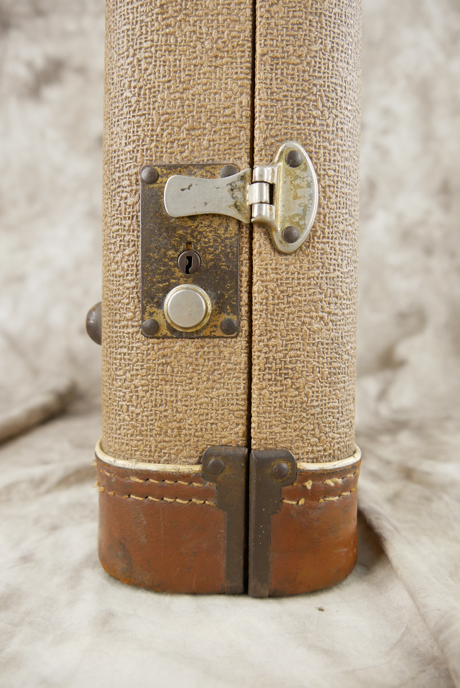 img/vintage/6450/Fender_1962_Brown_Case_Strat_Tele017.jpg