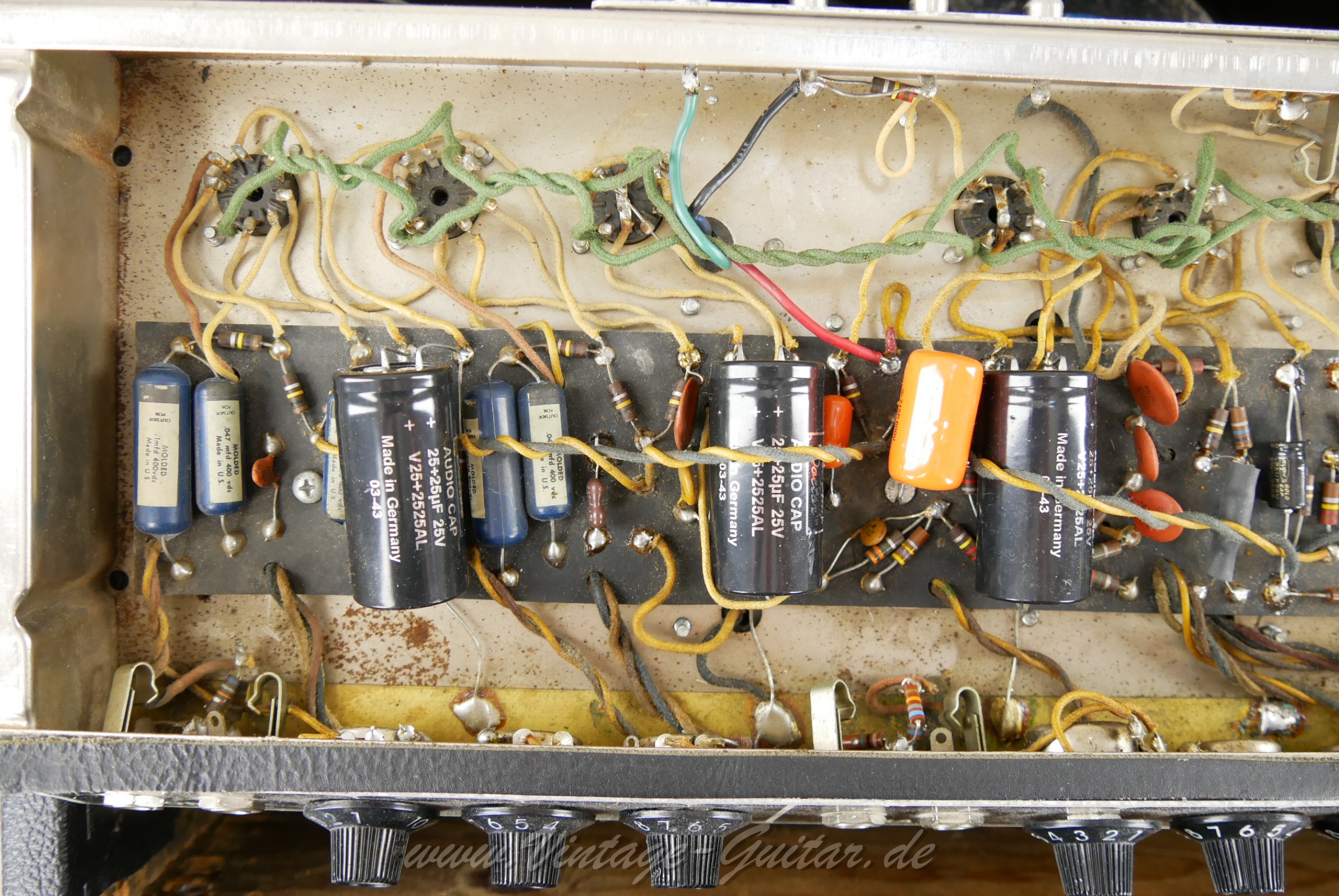img/vintage/6452/fender_deluxe_reverb_blackface_1965_usa-010.jpg
