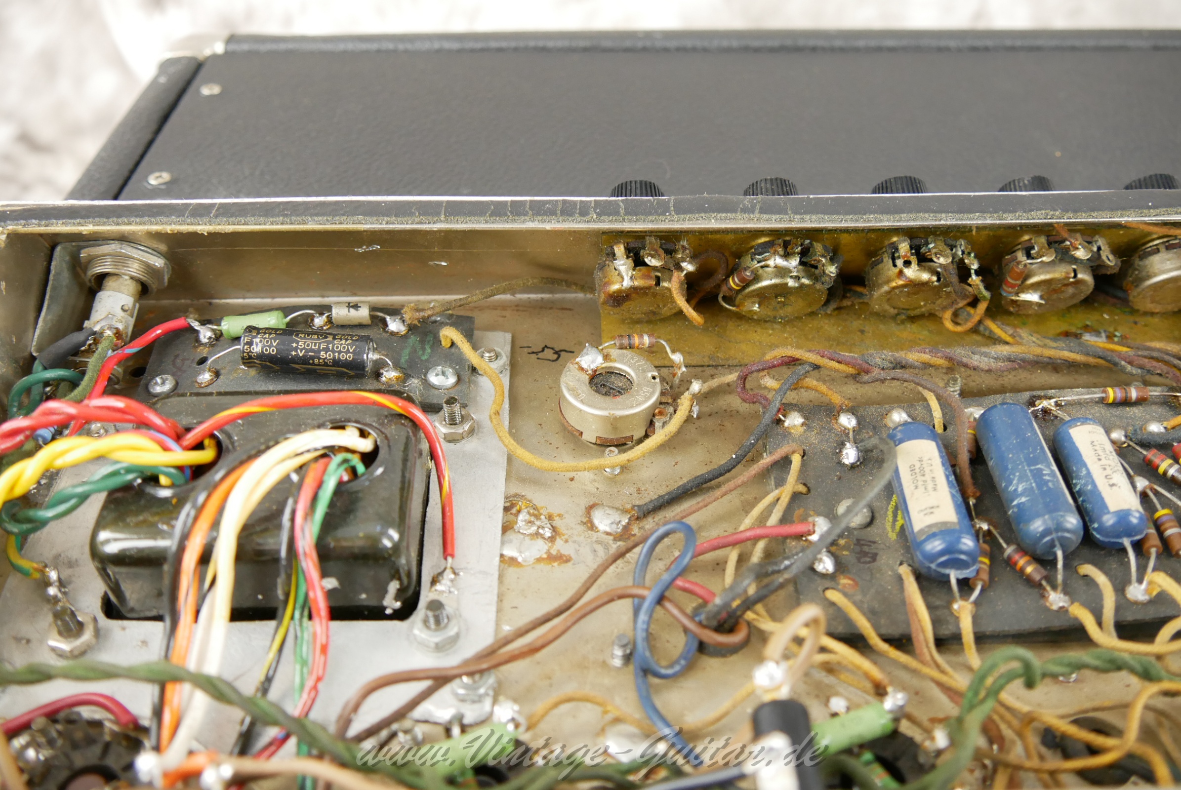 img/vintage/6452/fender_deluxe_reverb_blackface_1965_usa-014.jpg