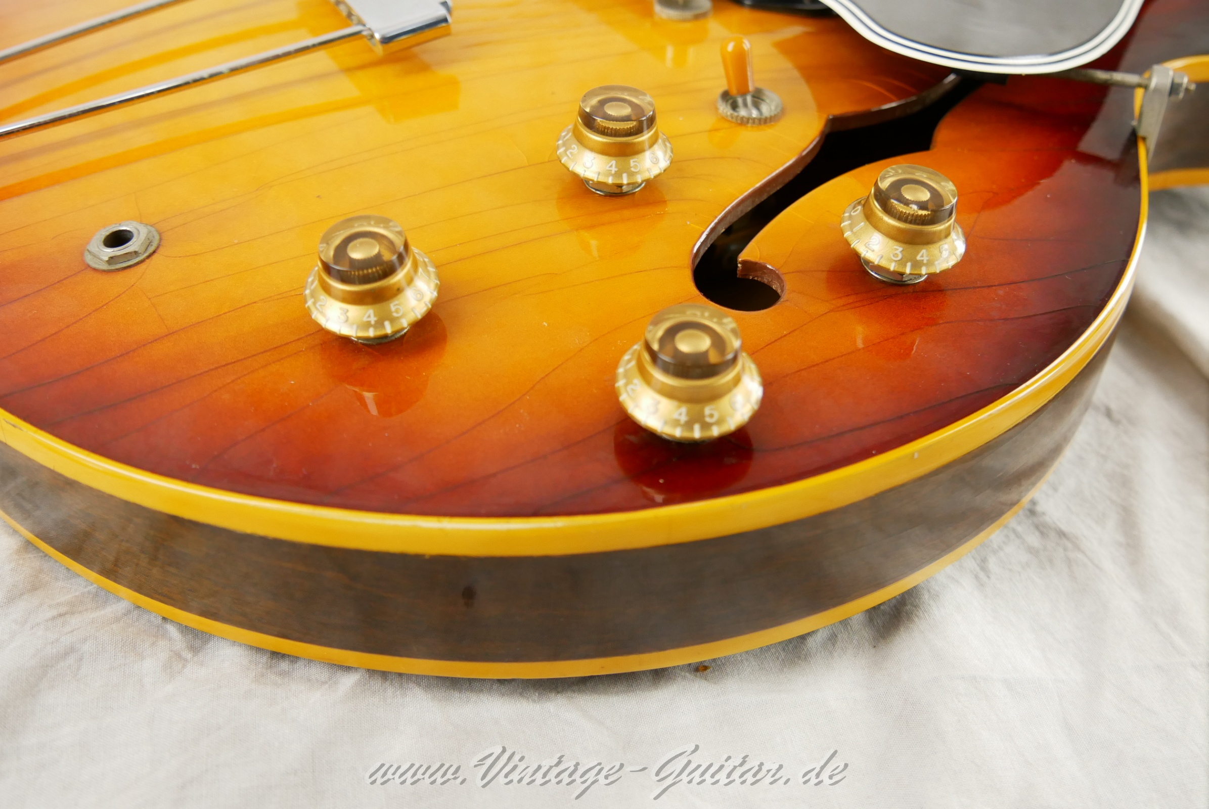 img/vintage/6454/Gibson_es330td_cherryburst_usa_1959-022.jpg