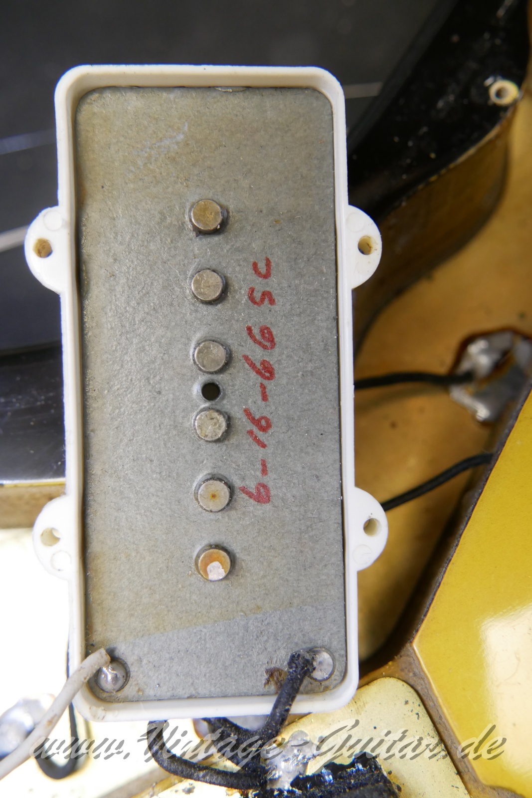 img/vintage/6459/Fender_Jazzmaster_block_inlays_sunburst_USA_1966-016.JPG