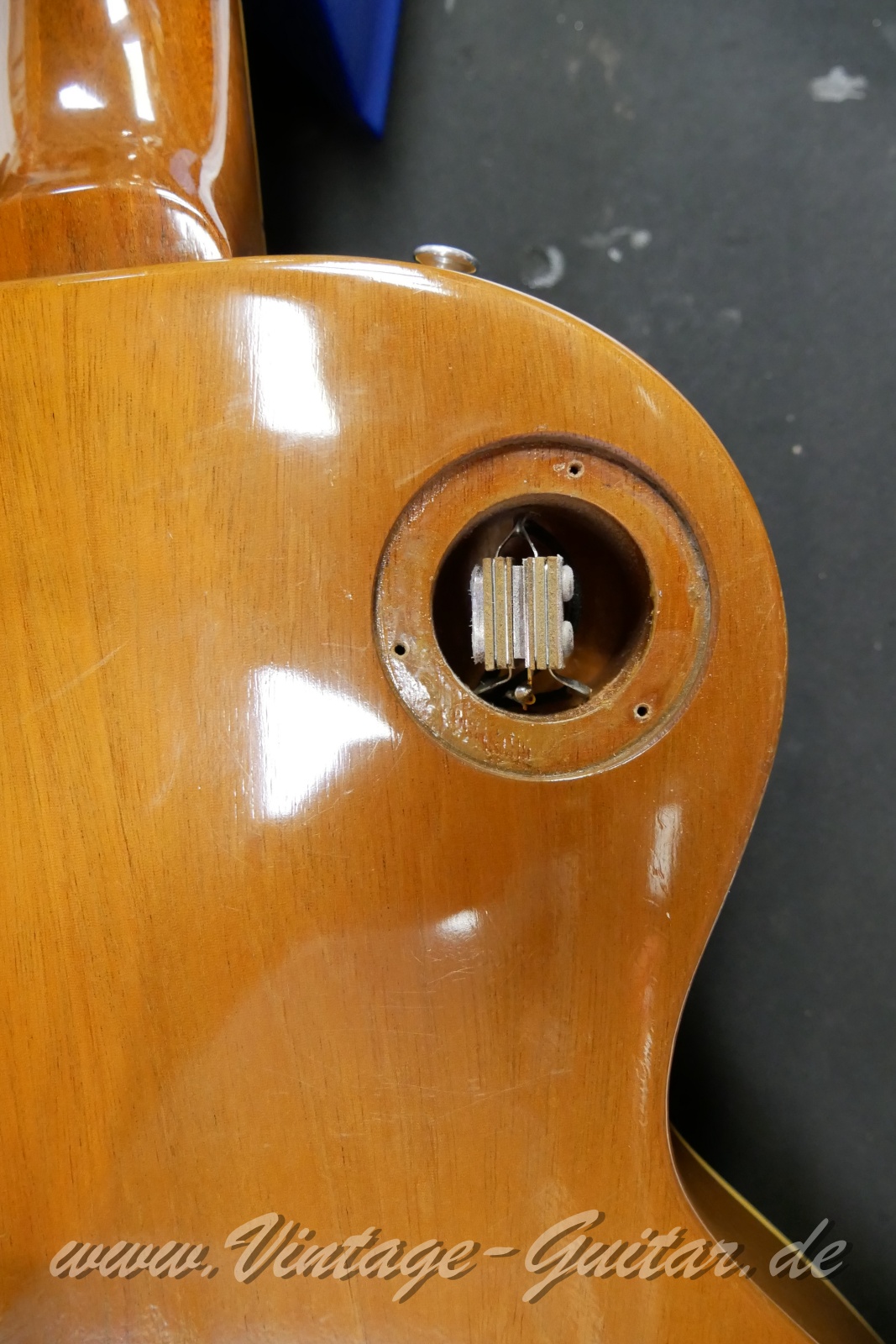 img/vintage/6476/Gibson_Les_Paul_Deluxe_goldtop_1969-014.JPG