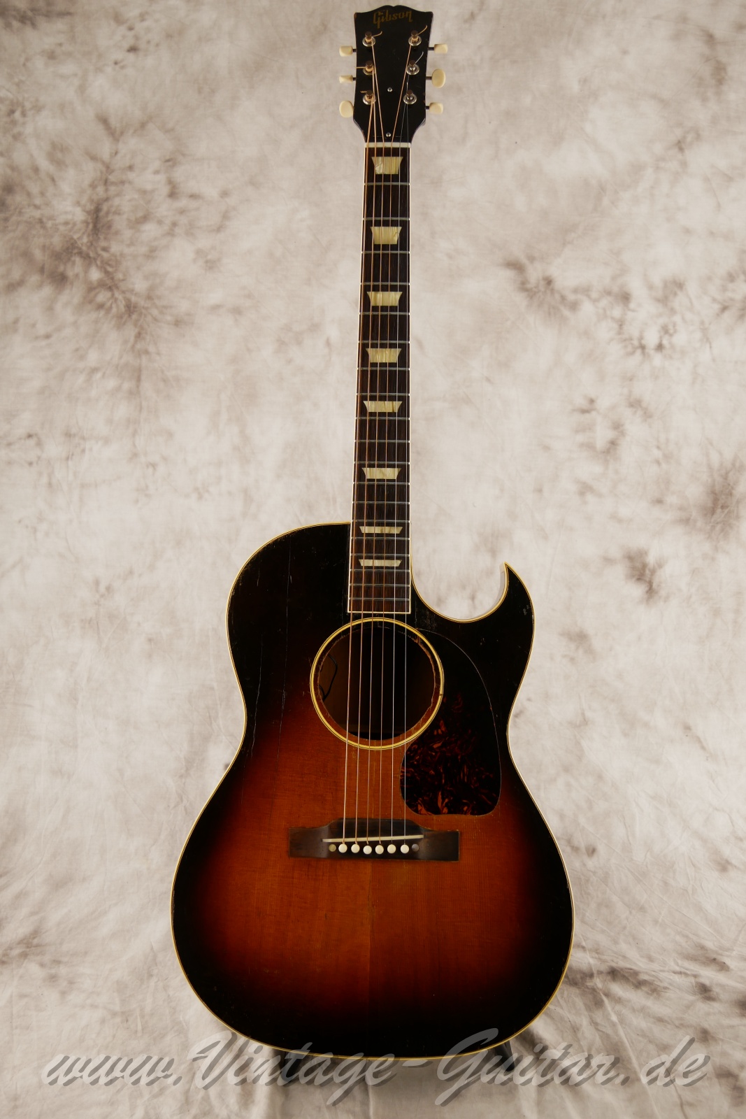 Gibson_CF-100_Sunburst_1950-001.jpg Gibson_CF-100_Sunburst_1950-001.jpg