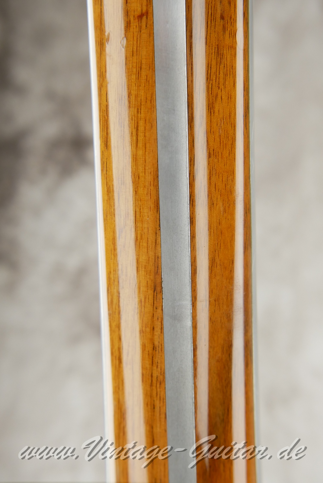 img/vintage/6531/Kramer_450_B_Deluxe_fretless_natural_1977-020.JPG