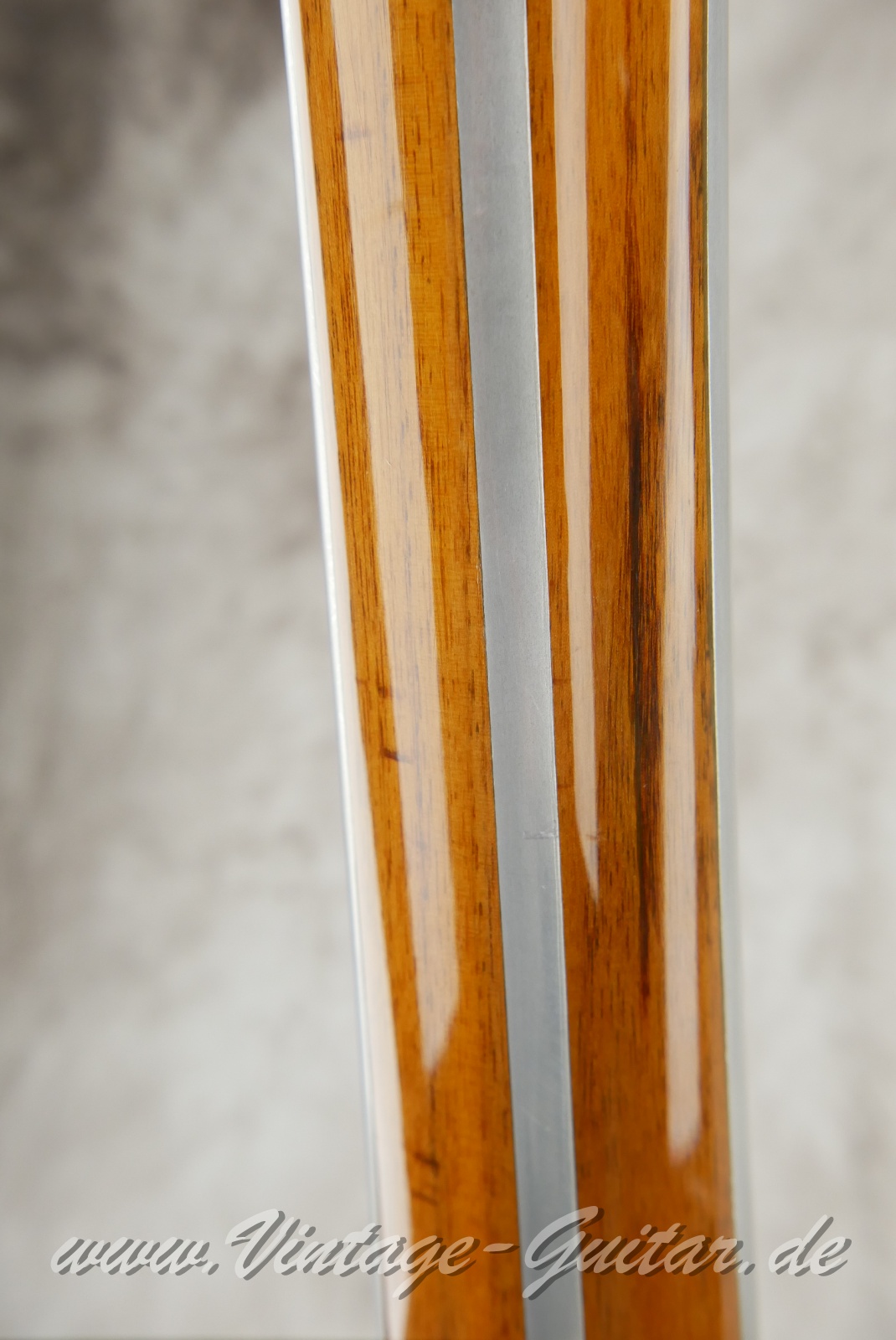 img/vintage/6531/Kramer_450_B_Deluxe_fretless_natural_1977-022.JPG