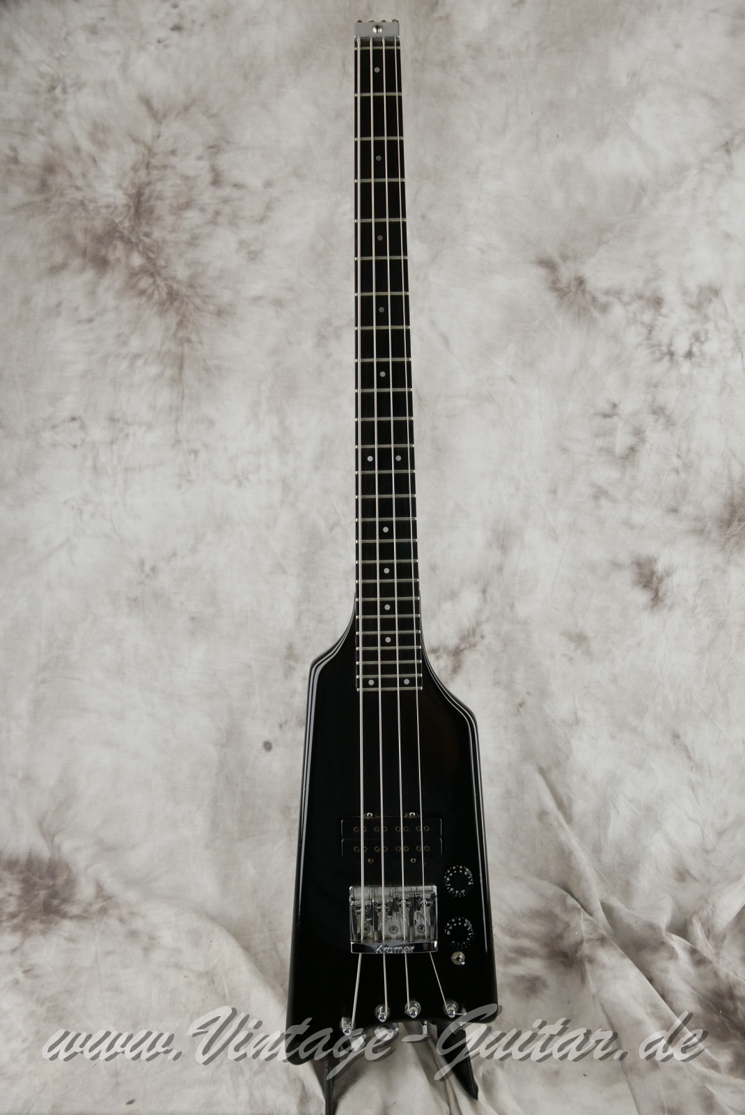 Kramer_The_Duke_Deluxe_headless_black_1982-001.JPG