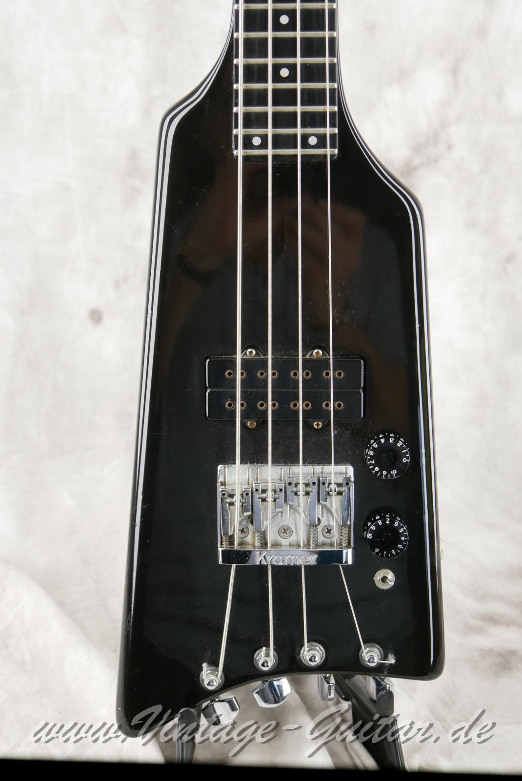 img/vintage/6532/Kramer_The_Duke_Deluxe_headless_black_1982-005.JPG
