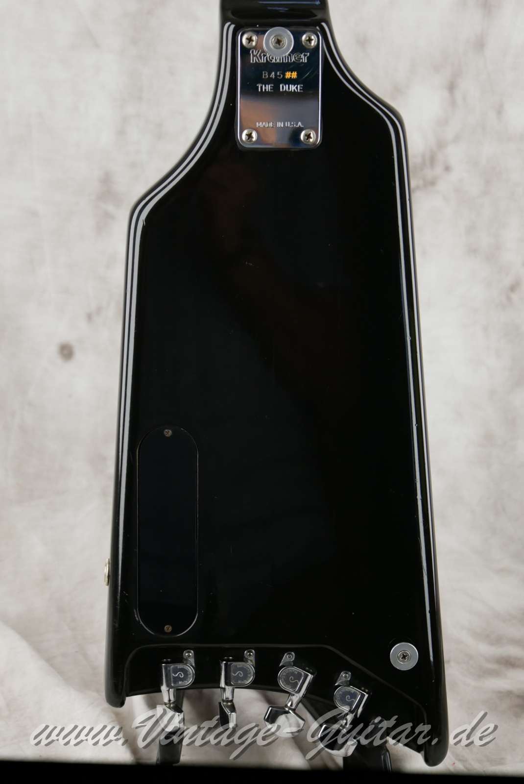 img/vintage/6532/Kramer_The_Duke_Deluxe_headless_black_1982-006.JPG