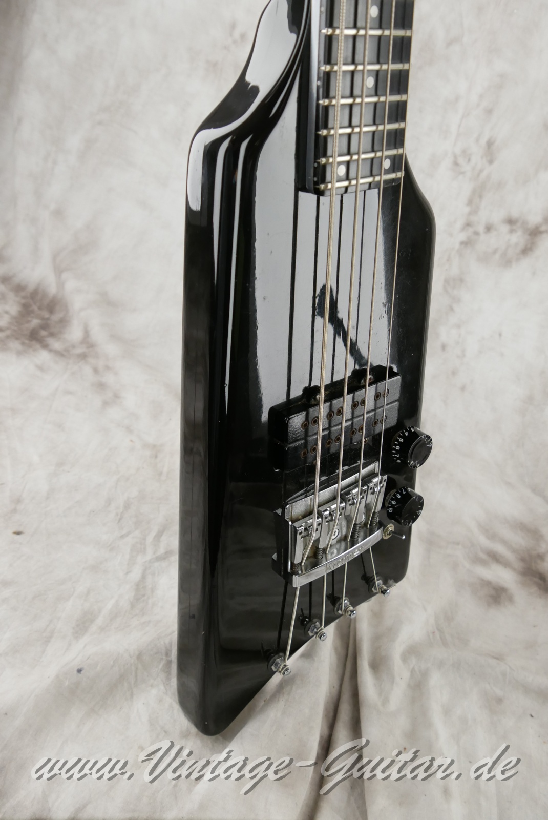 img/vintage/6532/Kramer_The_Duke_Deluxe_headless_black_1982-007.JPG