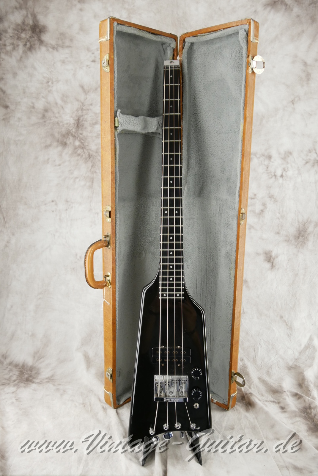 img/vintage/6532/Kramer_The_Duke_Deluxe_headless_black_1982-018.JPG